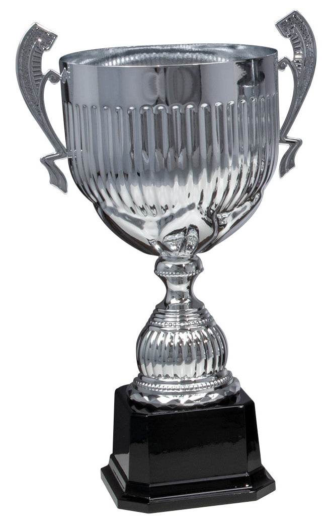 Ein silberner Wanderpokal Mannheim 462 mm – 540 mm PK756800-W mit exklusivem Design verfügt über verzierte Griffe und einen schwarzen Sockel, gefertigt aus hochwertigem Material.