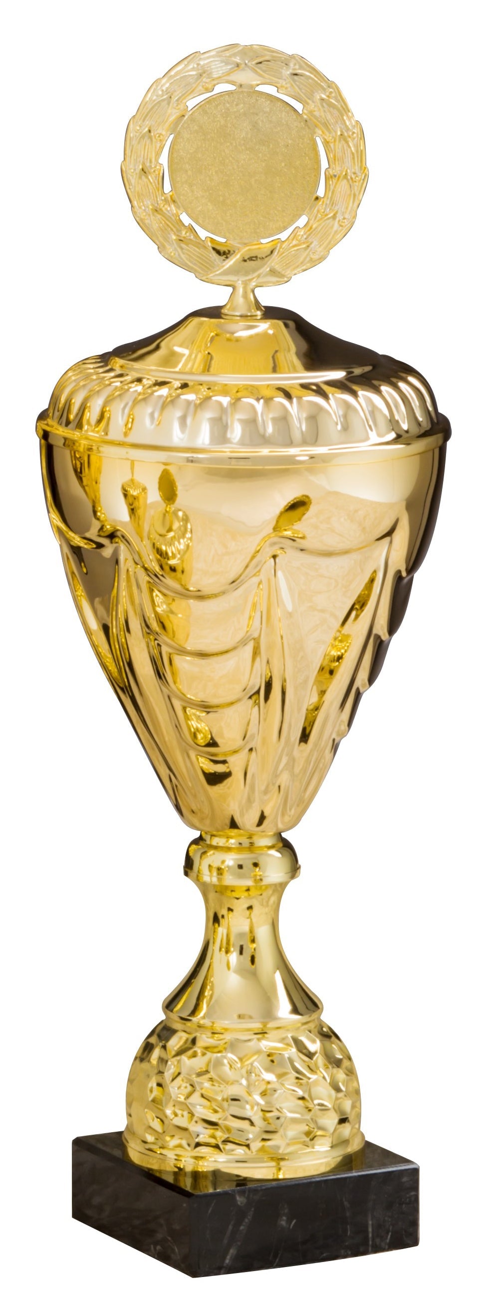 Ein Pokal Kirchheim unter Teck 5-er Pokalserie 275 mm – 444 mm PK757870-5-E50 mit kunstvollem Design, montiert auf einem schwarzen Sockel und gekrönt mit einer runden Emblemplatte, dient als geschätztes Erinnerungsstück.