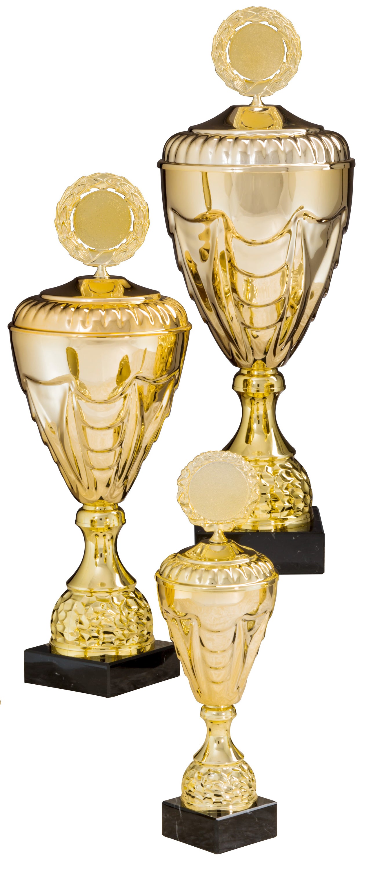 Drei verschiedene Größen goldfarbener POMEKI Pokale Hückelhoven 3-er Pokalserie 275 mm – 346 mm PK757870-3-E50 Trophäen auf schwarzem Sockel.