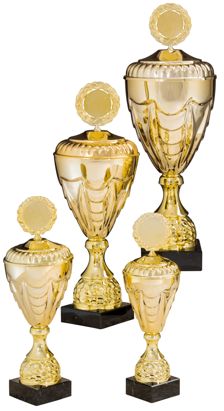 Vier goldene Trophäen in unterschiedlichen Größen mit runden goldenen Spitzen, alle auf schwarzen Sockeln montiert, jeweils ein glänzender Pokale Nürtingen 4-er Pokalserie 275 mm – 405 mm, der als begehrte Auszeichnung dient.