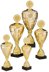 Fünf goldene Trophäen mit schwarzem Sockel, unterschiedlicher Größe, in einer Gruppenausstellung angeordnet. Jeder Pokale Kirchheim unter Teck 5-er Pokalserie 275 mm – 444 mm ist ein strahlendes Erinnerungsstück an Leistung und Auszeichnung.