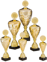 Sechs goldene Trophäen mit kunstvollem Design und schwarzem Sockel, versetzt angeordnet, wobei der mittlere Pokal (Coburg 6-er Pokalserie 275 mm – 508 mm ) der größte ist und die äußeren immer kleiner werden.