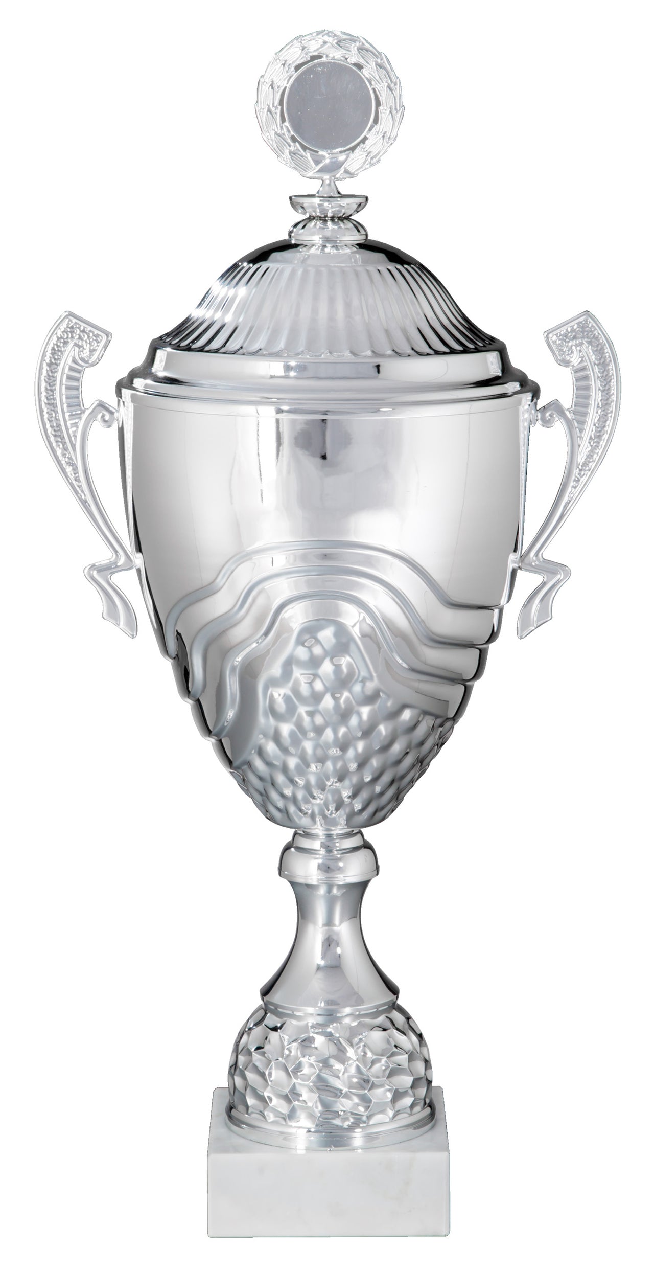 Der Wanderpokal Wiesbaden 412 mm - 680 mm PK758710-W-E50 mit silberner Oberfläche, verzierten Griffen und einem dekorativen Sockel weist ein strukturiertes Design auf seinem Korpus auf und ist oben mit einem kleinen runden Ornament verziert. Das Ganze steht elegant auf einem weißen quadratischen Sockel. Dieses Stück dient als exklusives Design- und Erinnerungsstück.