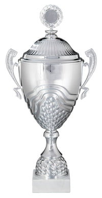 Thumbnail for Ein wirklich exquisiter Ehrenpreis, der Pokale Gifhorn 3-er Pokalserie 412 mm - 468 mm PK758710-3-E50, besteht aus einer silbernen Trophäe mit verzierten Griffen, einer strukturierten unteren Hälfte und einem Deckel mit einem kleinen runden Emblem. Er steht anmutig auf einem quadratischen weißen Sockel.