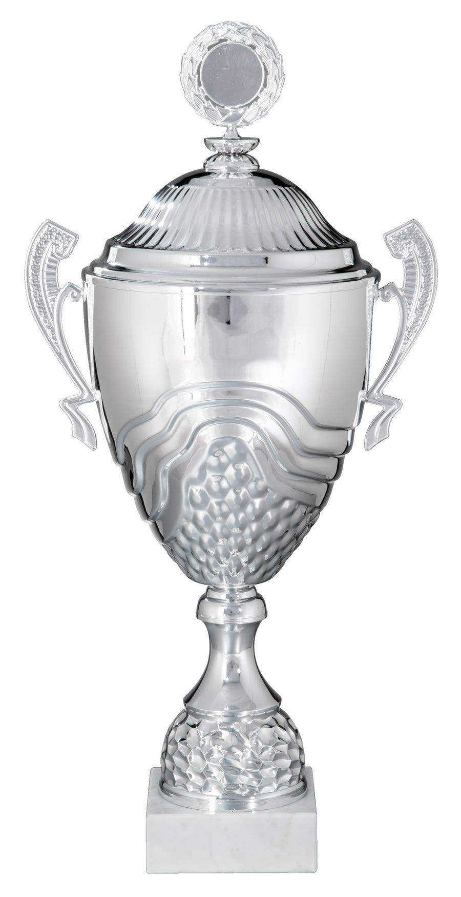 Ein großer silberner Pokal Bietigheim-Bissingen 4-er Pokalserie 412 mm – 516 mm PK758710-4-E50 mit verzierten Griffen und gemustertem Sockel steht auf einem weißen Sockel, der mit einem runden Emblem gekrönt ist.