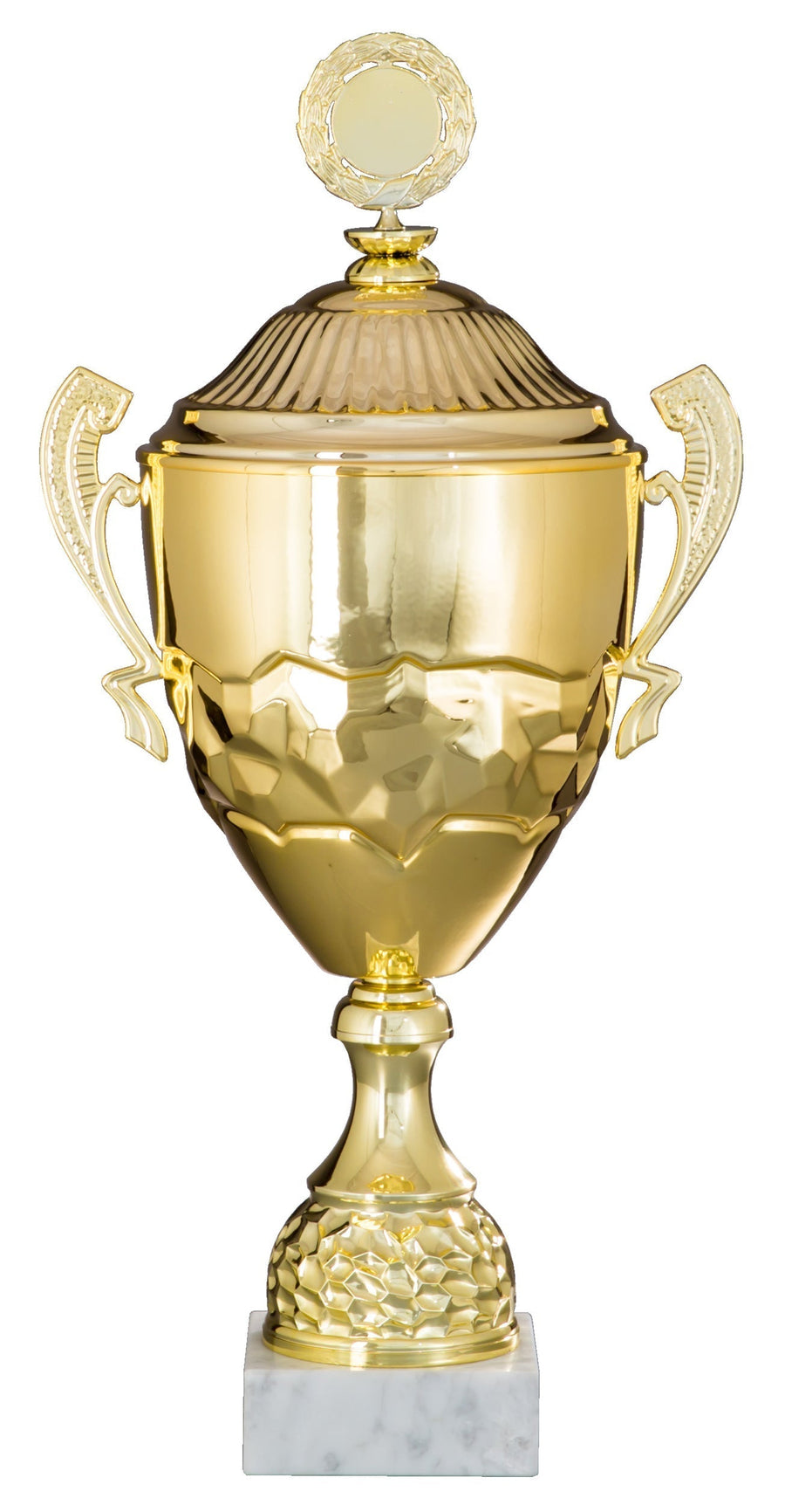 Der Pokal Rottenburg 4-er Pokalserie 413 mm - 516 mm PK758730-4-E50 ist eine große, goldene Trophäe mit zwei aufwendig gestalteten Seitengriffen, einem Deckel mit rundem Emblem, alles auf einem strukturierten Goldsockel und einer weißen Marmorplattform montiert. Diese exquisite Auszeichnung ist perfekt für die Erinnerung an besondere Leistungen.