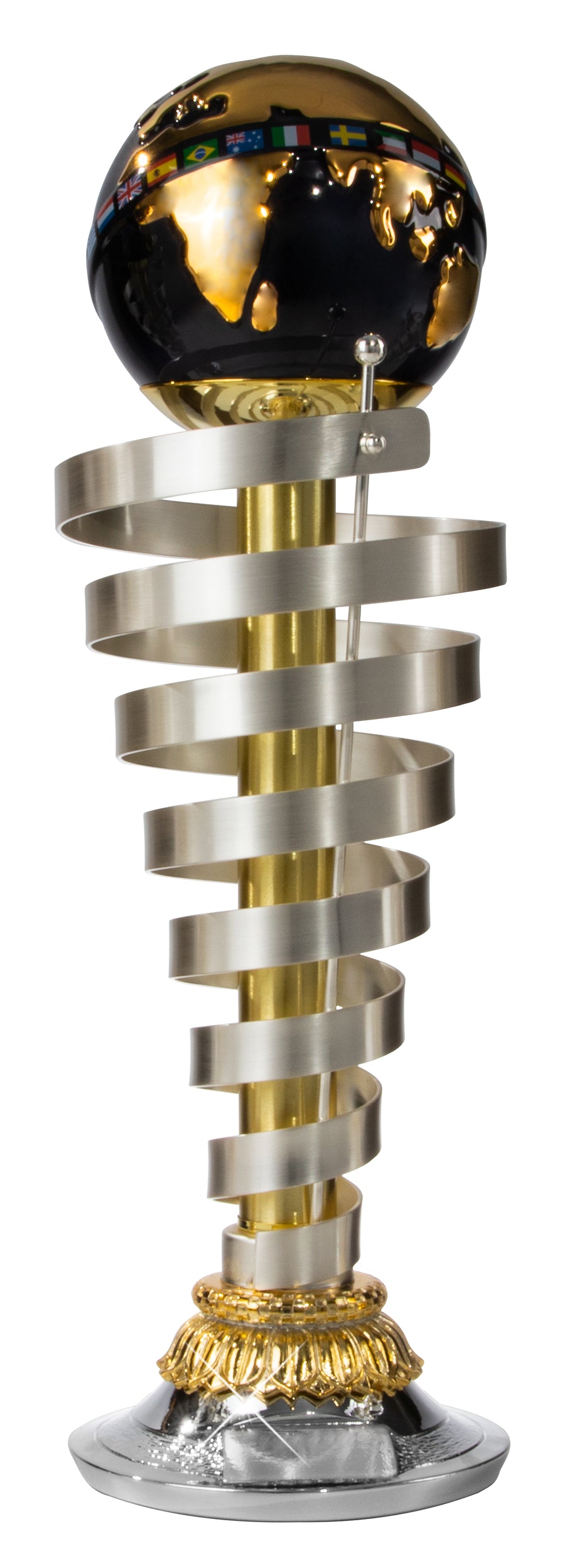 Der Wanderpokal Leipzig 720 mm PK759322-W-62601 hat ein hohes Design mit einem metallischen Spiralmuster, auf dem sich ein Globus mit kleinen Flaggen aus verschiedenen Ländern befindet. Sein verzierter Sockel ist mit Gold- und Silberelementen verziert, was ihn zu einer exquisiten Auszeichnung oder einem Geschenk macht.