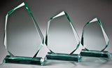 Drei facettierte Jadeglas-Trophäen in verschiedenen Größen auf Glassockeln vor grauem Hintergrund. Awards Aachen 3-er Serie 180x130 mm - 265x170 mm von POMEKI.