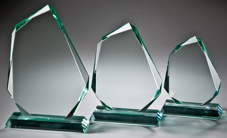 Drei facettierte Jadeglas-Trophäen in verschiedenen Größen auf Glassockeln vor grauem Hintergrund. Awards Aachen 3-er Serie 180x130 mm - 265x170 mm von POMEKI.