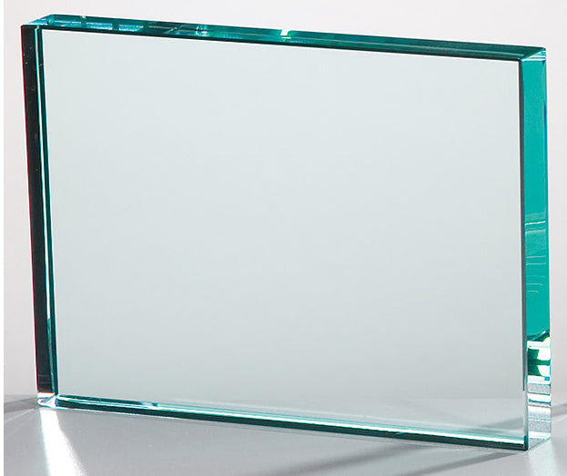 Die Awards Mainz 3-er Serie 160x110 mm - 180x130 mm ist eine rechteckige Jade Premium Glas Plakette mit abgeschrägten Kanten, die aufrecht steht. Sie eignet sich perfekt für die Lasergravur und hat einen dezenten Grünstich entlang der Kanten.