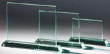 Drei rechteckige Jadeglas-Aufsteller in abgestufter Größe auf flachen Glassockeln vor grauem Verlaufshintergrund. Awards Braunschweig 3-er Serie von POMEKI.