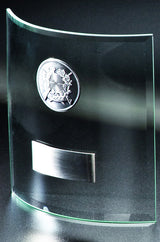 Thumbnail for Ein Glaspokal Bochum 3-er Serie 100x145 mm – 174x162 mm mit Metallplatte oben und leerer Metallplakette mit Gravurschild unten, vor dunklem Hintergrund. Von POMEKI.