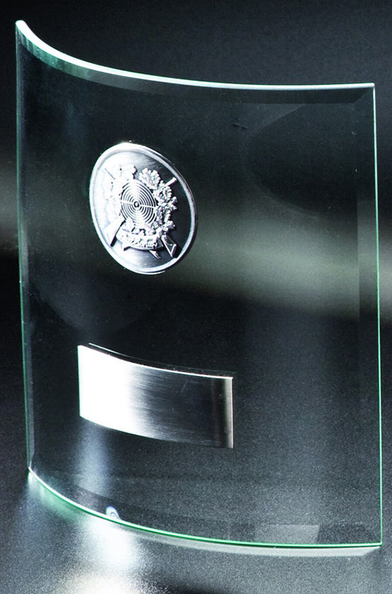 Ein Glaspokal Bochum 3-er Serie 100x145 mm – 174x162 mm PK766483-81-3-E50 mit einer Metallplatte oben und einer leeren Metallplakette INKLUSIVE Gravurschild unten, abgebildet vor einem dunklen Hintergrund.