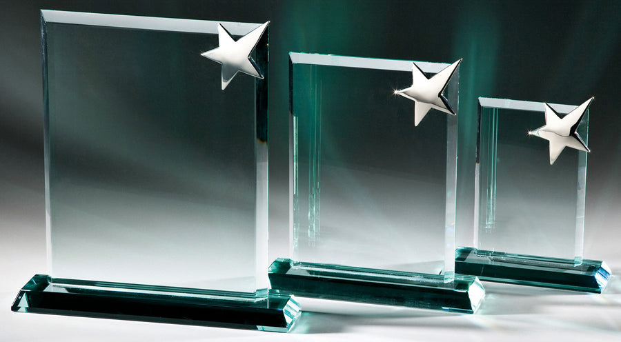 Drei Glaspokal Wuppertal 3-er Serie 170x100 mm – 270x200 mm PK766523-21-3-E50 aus jadefarbenem Premiumglas in unterschiedlichen Größen, jeweils mit einem silbernen Stern in der oberen linken Ecke.