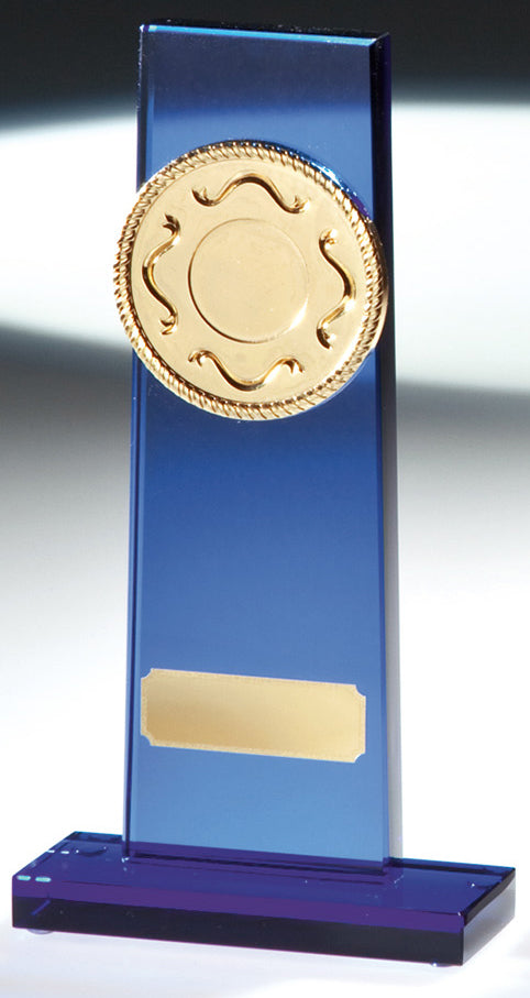 Ein Glaspokal Mannheim 3-er Serie 145 mm – 190 mm PK766560-58-3-E50 mit einem runden goldenen Emblem oben und einem kleinen goldenen Gravurschild unten.