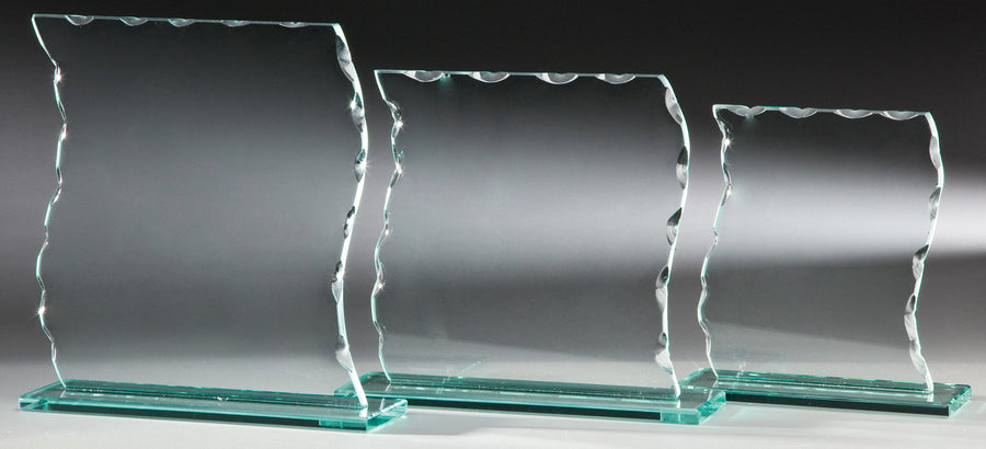 Drei Awards Mannheim 3-er Serie 105x135 mm – 200x190 mm PK766623-21-3 in verschiedenen Größen mit gewellten Kanten werden vor einem grauen Verlaufshintergrund angezeigt und veranschaulichen die perfekte Kombination aus Komfort und Design.