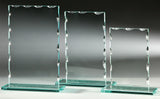 Drei rechteckige Auszeichnungen aus klarem Glas, Awards Karlsruhe 3-er Serie 150x120 mm – 198x150 mm, mit dekorativen, geschwungenen Kanten mit präziser Lasergravur, sind nebeneinander auf einem grauen Hintergrund angeordnet.
