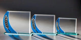 Awards Leipzig, 3er-Serie – drei transparente Awards mit blauem Seitenteil und silbernem Lorbeerzweig in gestaffelten Größen
