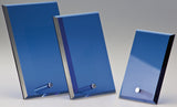 Awards Lübeck, 3er-Serie – drei blaue Awards im Hochformat mit silbernem Stützstift, schräg stehend in gestaffelten Größen