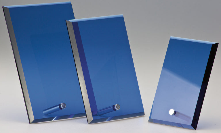 Awards Lübeck, 3er-Serie – drei blaue Awards im Hochformat mit silbernem Stützstift, schräg stehend in gestaffelten Größen