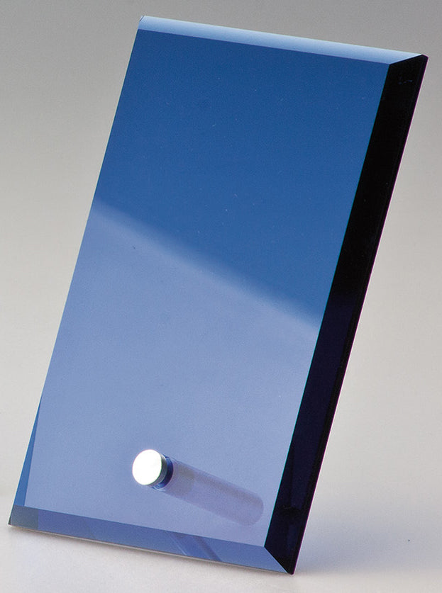 Eine rechteckige Awards Lübeck 3-er Serie 151x100 mm – 203x150 mm PK766926-24-3 mit einem Loch in der unteren rechten Ecke steht aufrecht in einem leichten Winkel und ähnelt einer eleganten Geschenkbox.