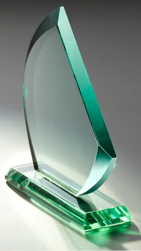 Eine durchscheinende Auszeichnung der Awards Mönchengladbach 3-er Serie 175 x 160 mm – 215 x 200 mm mit einer gewölbten Oberseite und einer rechteckigen Basis, die von der linken Seite beleuchtet wird und weiche Schatten erzeugt.