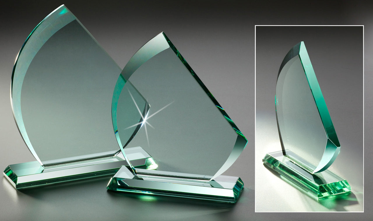 Zwei Awards-Trophäen der Mönchengladbach 3-er Serie mit jadegrünen Akzenten auf grauem Hintergrund, die ihr elegantes Design und die reflektierenden Oberflächen hervorheben.