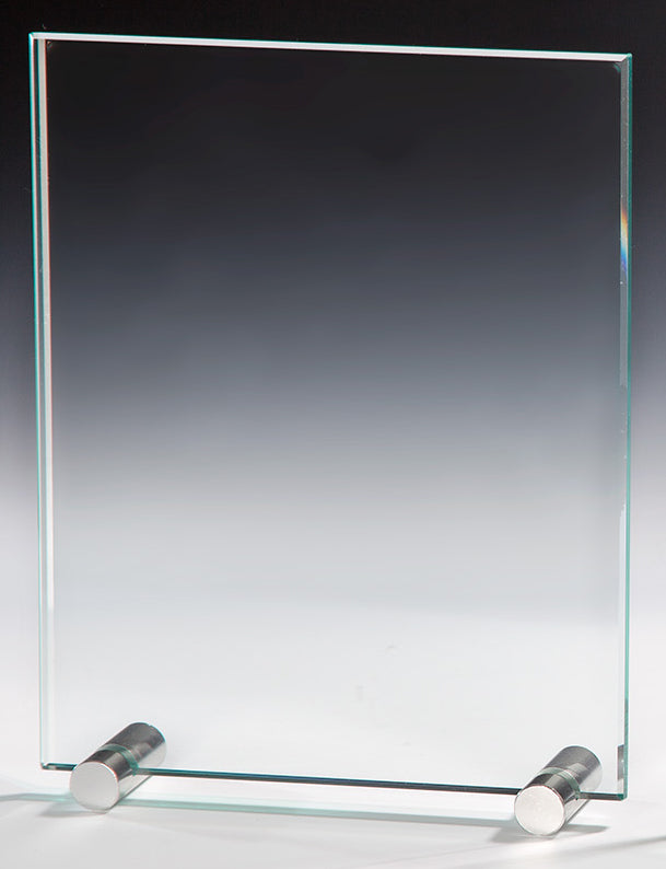 Transparente Plakette der Glaspokal Duisburg 3-er Serie, aufrecht stehend auf zwei kleinen runden Metallsockeln vor weißem Hintergrund, mit einem Emblem.