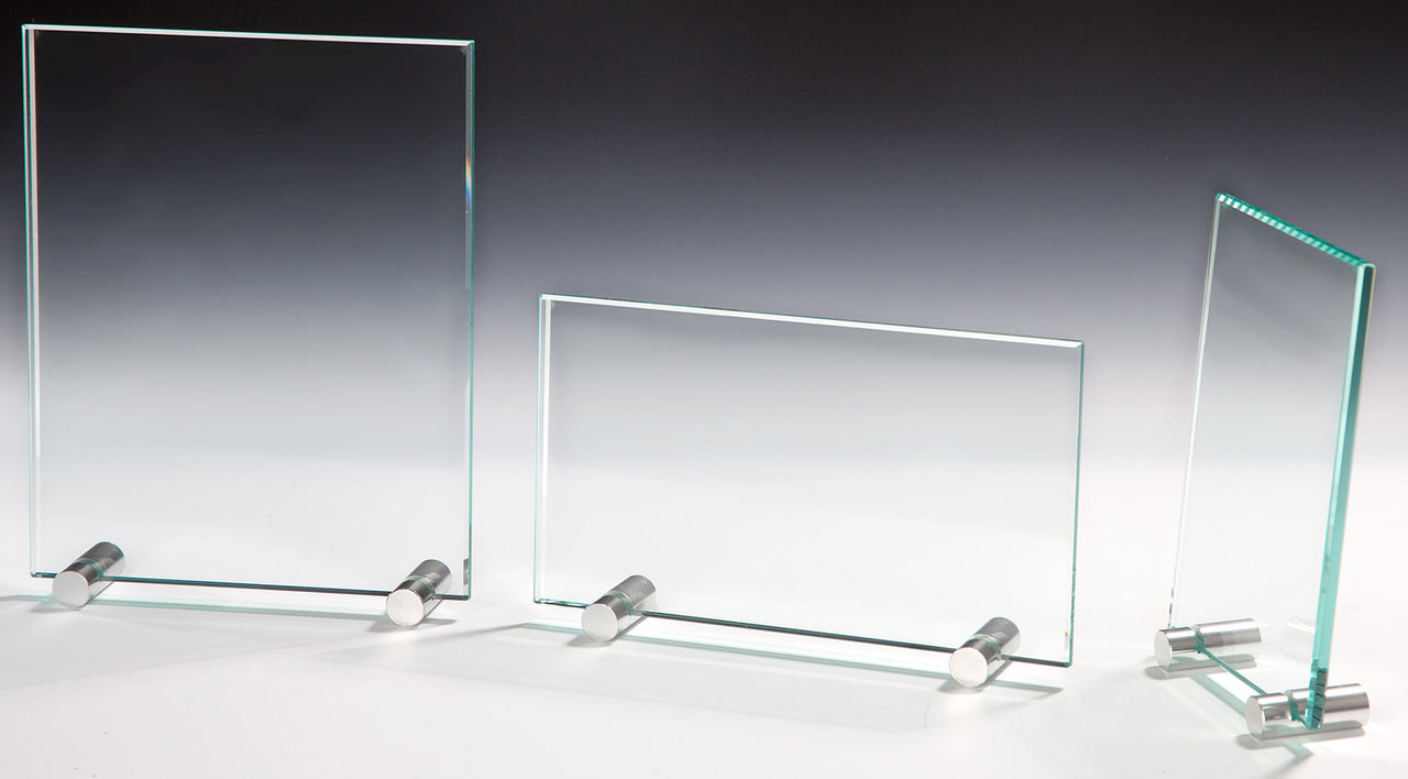 Drei verschiedene Größen der Schilderhalter Glaspokal Duisburg 3-er Serie 180x150 mm – 252x210 mm PK767189-87-3-E50, einschließlich Optionen für Hoch- und Querformat, angezeigt auf einem weißen Hintergrund mit Farbverlauf.