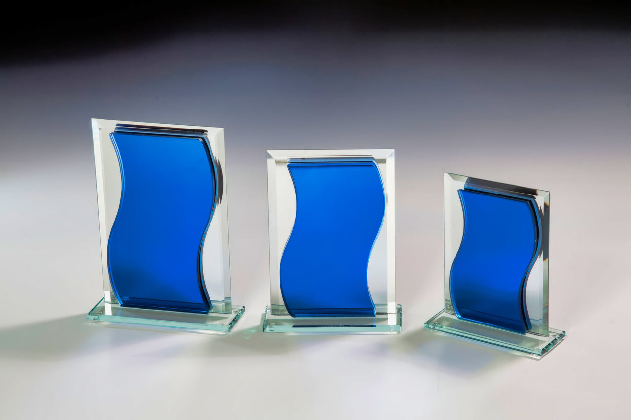 Drei Auszeichnungen Essen 3-er Serie 125x100 mm – 165x120 mm PK767192-90-3 mit blauen Welleneinlagen, in einer Reihe angeordnet auf einem weiß-grauen Farbverlaufshintergrund.