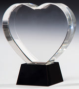 Der Award Ludwigshafen 180x120 mm ist ein klarer, herzförmiger Kristallglas-Award mit Lasergravur auf einem schwarzen, rechteckigen Sockel, der sich vor einem grauen Hintergrund präsentiert.