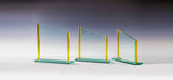 Drei Glastafeln mit gelben Seitenkanten auf flachen Glassockeln, links die größte, rechts die kleinste. Awards Wuppertal 3-er Serie von POMEKI.