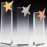 Drei klare Glasstelen in abgestufter Höhe mit je einem Stern-Emblem in Gold, Silber und Bronze. Awards Potsdam 3-er Serie von POMEKI.