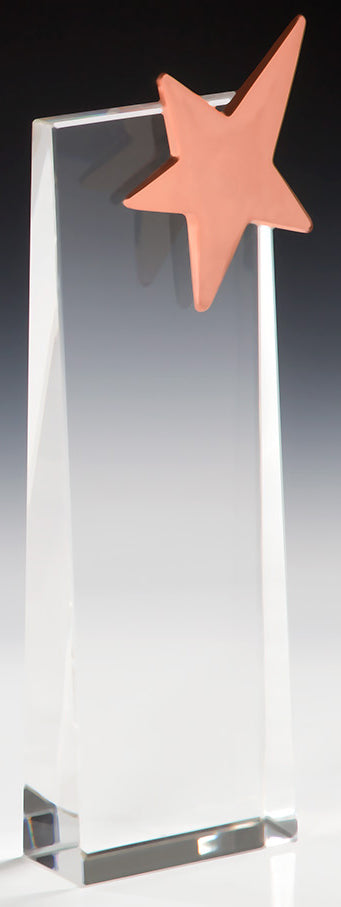 Klare Glasstele mit bronzefarbenem Stern-Emblem an der oberen rechten Ecke vor grauem Verlaufshintergrund. Awards Potsdam 3-er Serie von POMEKI.