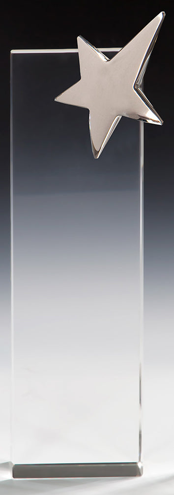 Klare Glasstele mit silbernem Stern-Emblem an der oberen rechten Ecke vor grauem Verlaufshintergrund. Awards Potsdam 3-er Serie von POMEKI.