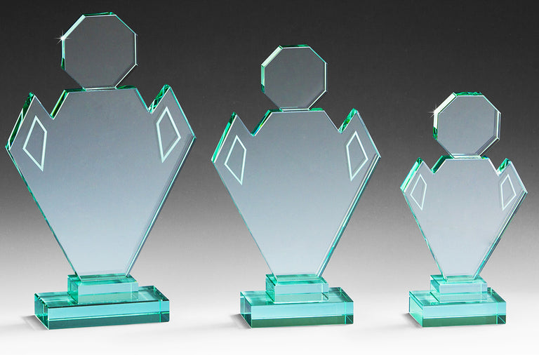 Drei Auszeichnungen Krefeld 3-er Serie 185 x 103 mm – 250 x 155 mm in verschiedenen Größen mit geometrischen Formen, aus Jade Premium Glas gefertigt und elegant vor einem Hintergrund mit Farbverlauf präsentiert, wobei die durch die Lasergravur erzielten feinen Details hervorgehoben werden.