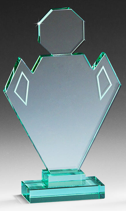 Der „Glaspokal Münster 3-er Serie 185x103 mm - 250x155 mm PK768007-05-3-E50“ ist eine geometrische Glastrophäe mit eckigen Formen und einer sechseckigen Spitze, gefertigt aus Jade Premium Glas und auf einem rechteckigen Sockel montiert. Sie zeigt aufwendige Lasergravurdetails und wird wunderschön präsentiert in einer eleganten Geschenkbox.