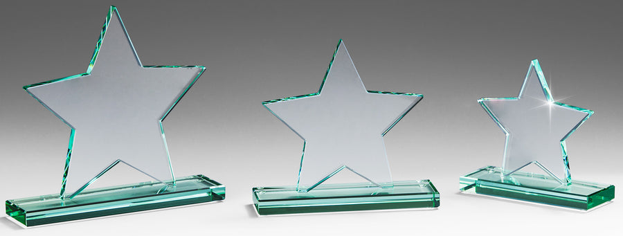 Drei Auszeichnungen Gelsenkirchen 3-er Serie 140 mm – 180 mm PK768014-12-3 in verschiedenen Größen sind auf rechteckigen Sockeln vor einem grauen Hintergrund mit Farbverlauf abgebildet.