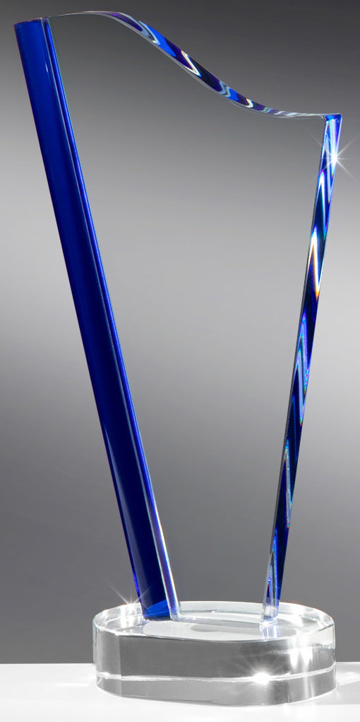 Eine blaue und klare Awards Oberhausen 3-er Serie 210x115 mm – 260x145 mm PK768022-24-3 mit einer modernen, abstrakten Form steht auf einem runden transparenten Sockel und zeigt exquisite Eleganz und Handwerkskunst.