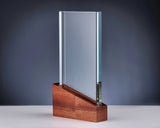 Klare, rechteckige Glastafel aufrecht in einem schräg geschnittenen Holzsockel vor dunklem Hintergrund. Awards Düsseldorf 255 mm von POMEKI.