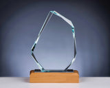 Awards Hamburg 150x230 mm – unregelmäßig geformter transparenter Award auf Sockel in Holzoptik vor blaugrauem Hintergrund