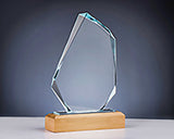 Awards Hamburg 150x230 mm – Award in Kristallform mit schrägen Facettenkanten auf hellem Sockel in Holzoptik, leicht gedreht