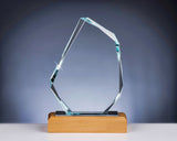 Awards Hamburg 150x230 mm – spitz zulaufender, facettierter Award auf hellem Sockel in Holzoptik, Vorderansicht