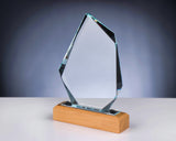 Awards Hamburg 150x230 mm – transparenter Award in Kristallform mit Facettenkanten auf Sockel in Holzoptik, Schrägansicht