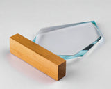 Awards Hamburg 150x230 mm – transparente, facettierte Platte flach liegend neben dem Sockel in Holzoptik