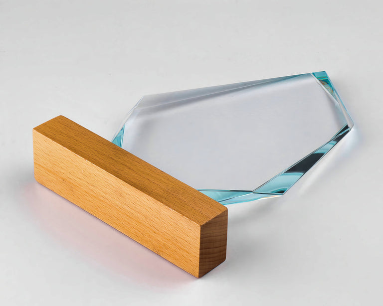 Awards Hamburg 150x230 mm – transparente, facettierte Platte flach liegend neben dem Sockel in Holzoptik