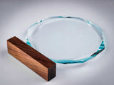 Thumbnail for Transparente, facettierte Glasscheibe liegt flach neben einem rechteckigen Block aus dunklem Holz. Awards Frankfurt am Main 200x40x230 mm von POMEKI.