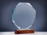 Thumbnail for Klare, facettierte Glastrophäe in Vieleckform auf braunem Holzsockel vor grauem Hintergrund. Awards Frankfurt am Main 200x40x230 mm von POMEKI.