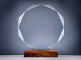 Eine klare, achteckige Glasauszeichnung auf Holzsockel vor schlichtem grauem Hintergrund, mit präziser Lasergravur, geliefert in eleganter Geschenkbox. Awards Frankfurt am Main 200x40x230 mm von POMEKI.