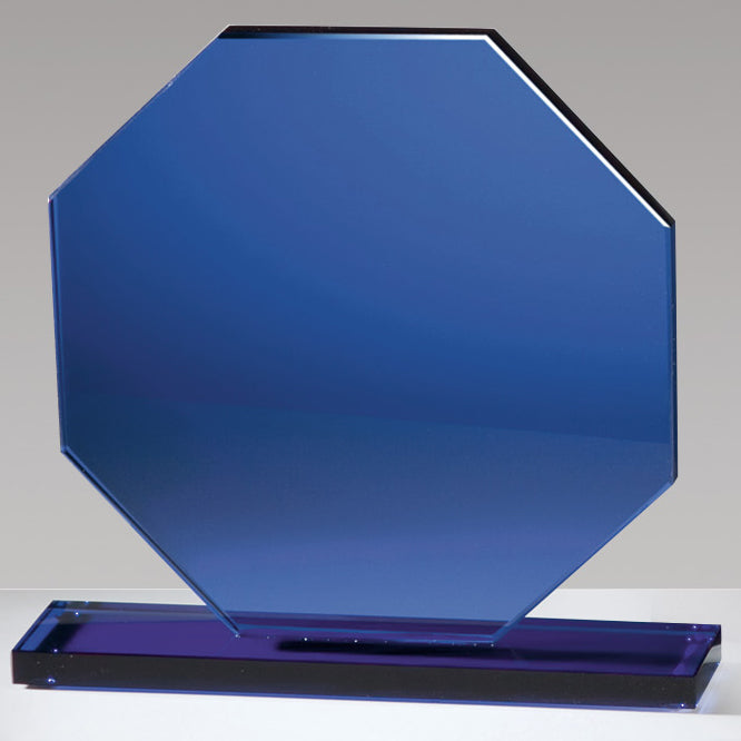 Die Awards Erfurt 165x170 mm Trophäe aus Blauglas in achteckiger Form steht auf passendem Sockel - perfekt für Lasergravur und edel verpackt in Geschenkbox.